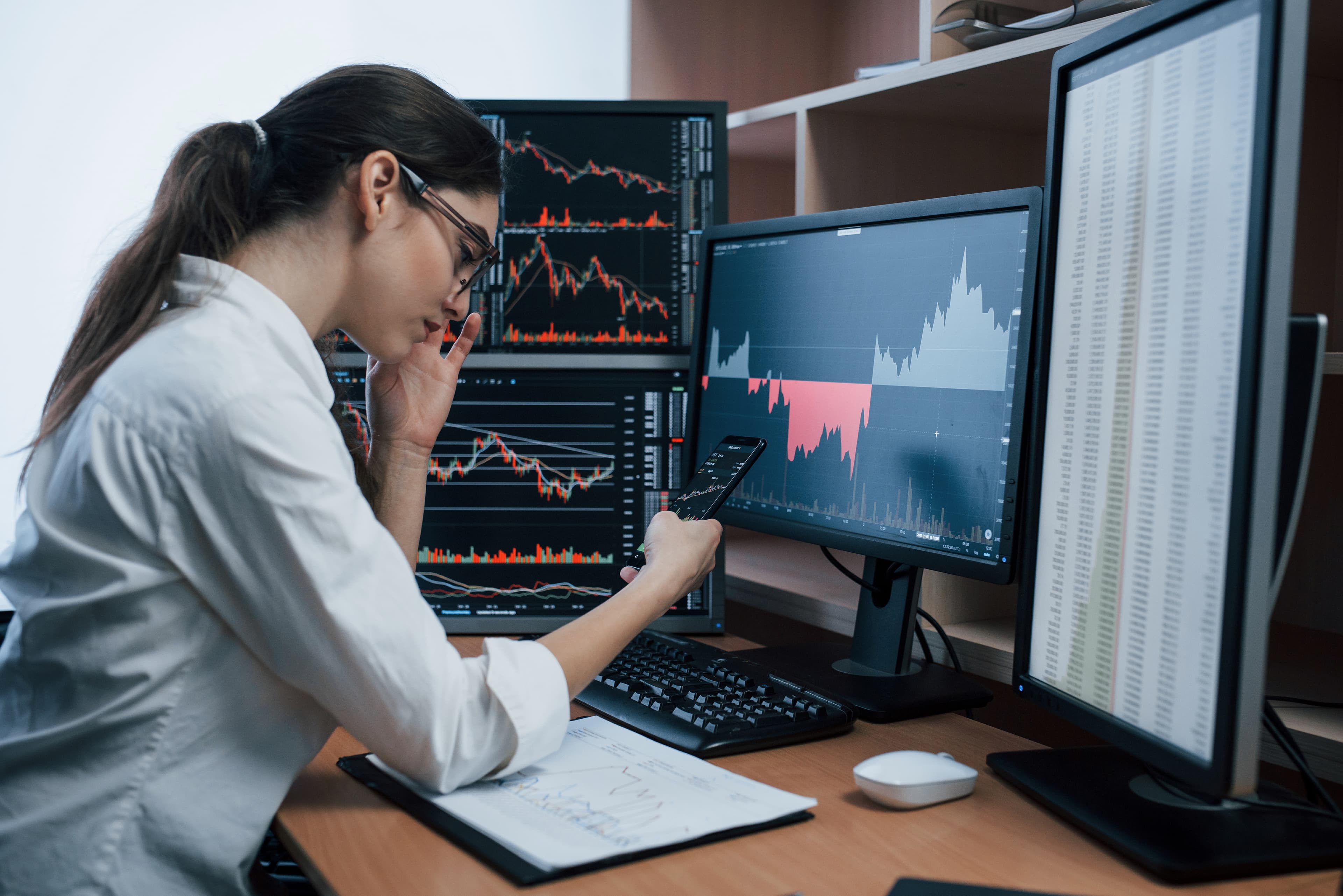 Trader con laptop analizando métricas de TopStep para pasar la evaluación con estrategia de gestión de riesgo