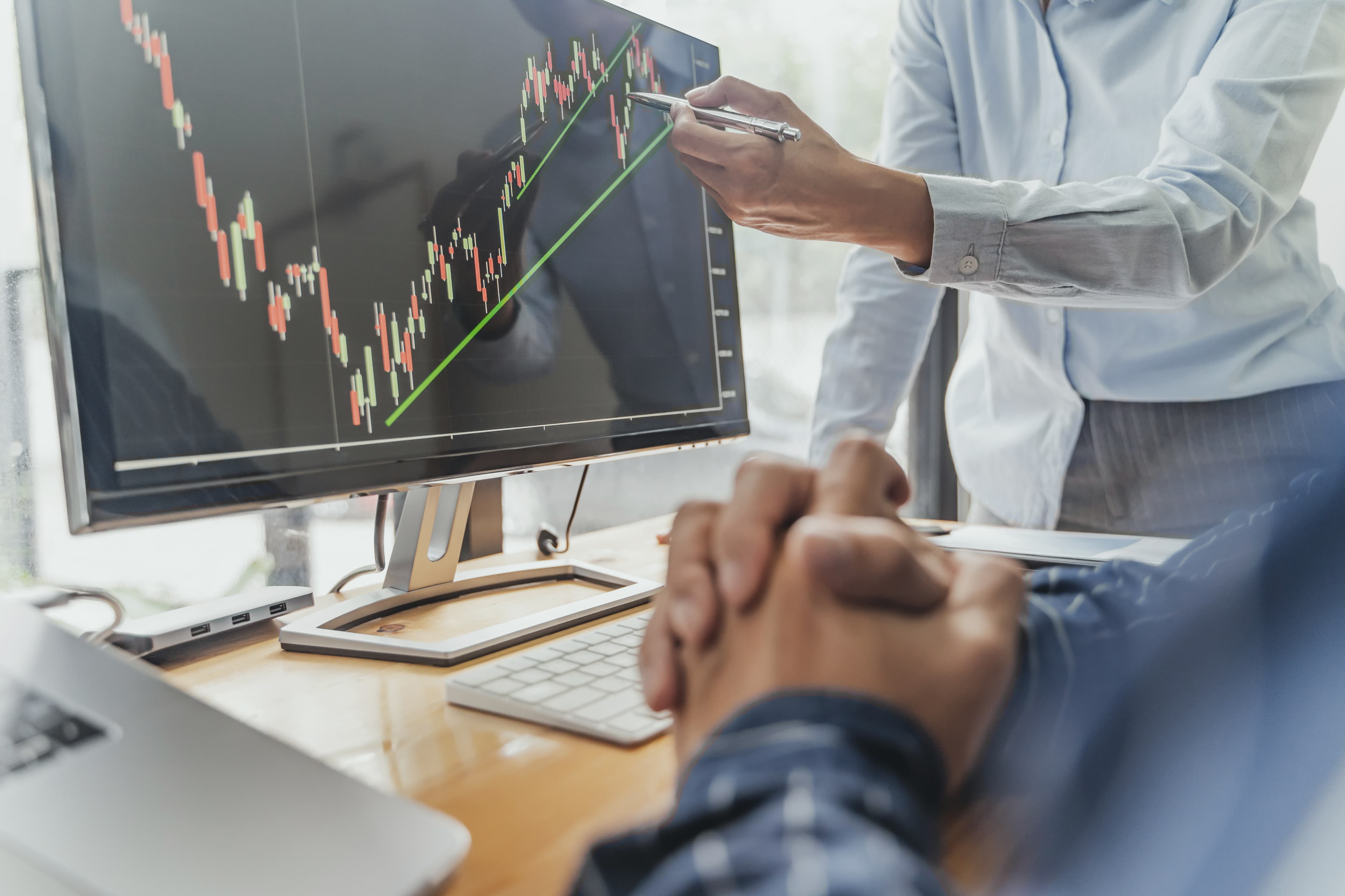 Traders analizando en monitor la consistency rule de empresas de fondeo FTMO, Apex y TopStep para futuros