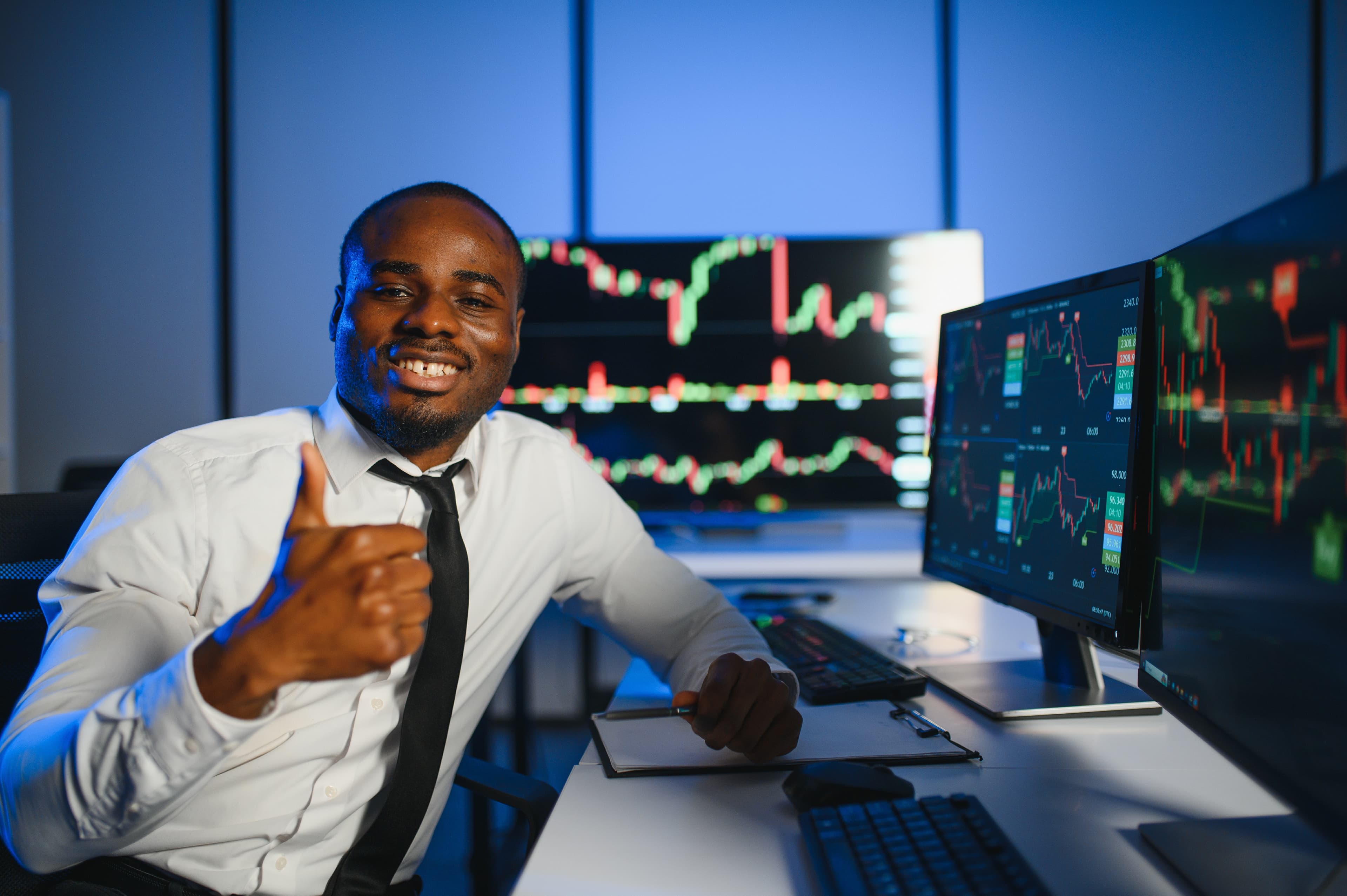 Trader revisando métricas de su evaluación de prop firm de futuros en computadora
